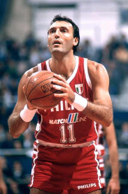 Dino Meneghin nella sua classica posizione in preparazione del tiro libero